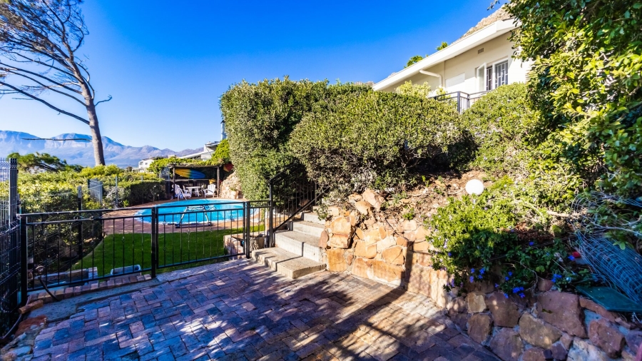 4 Bedroom Property for Sale in Mountainside Western Cape